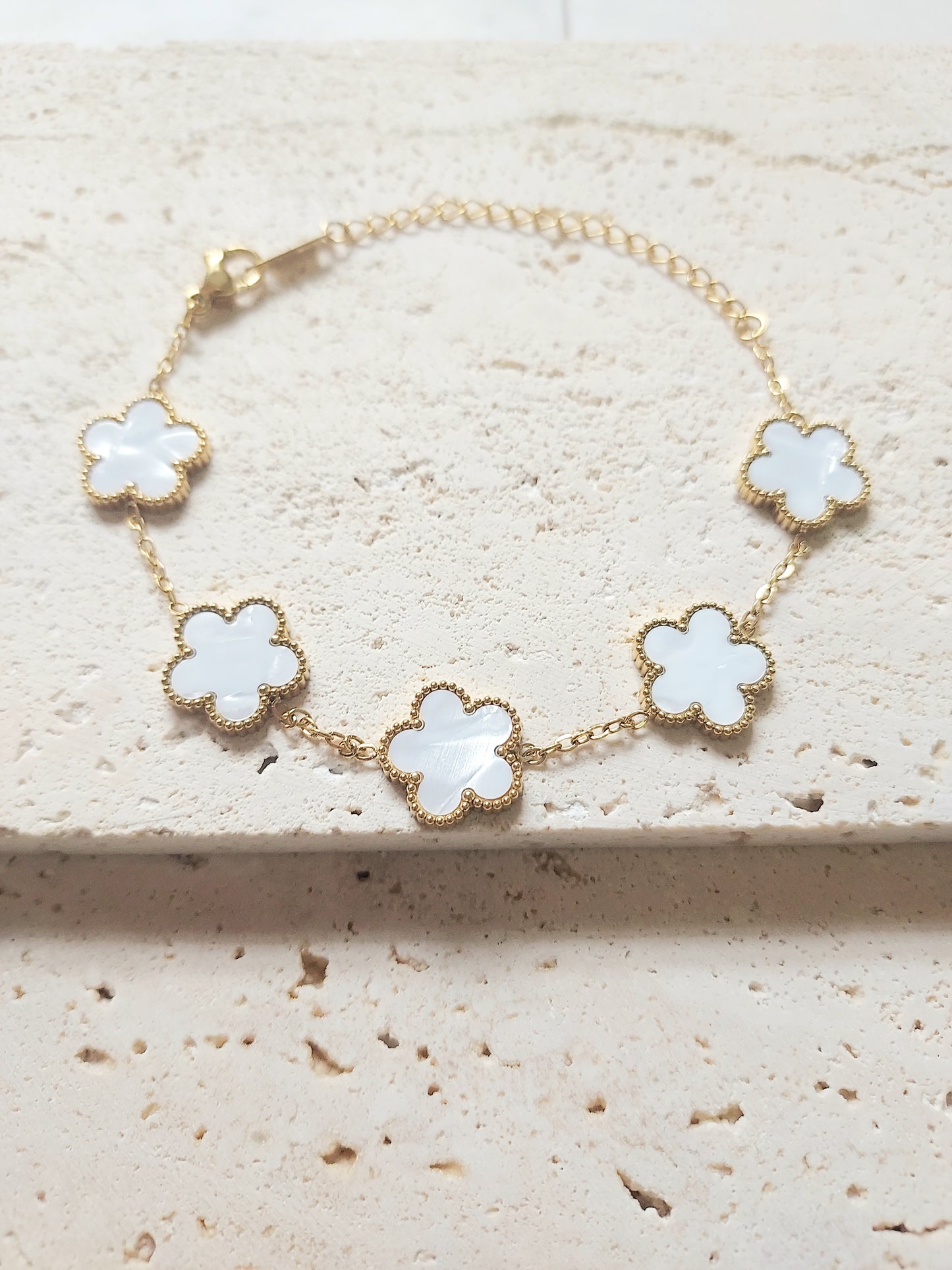 PULSERA EN FLORES BLANCAS- STAINLESS STEEL-CHAPADO EN ORO 18K-LUCY-1 PIEZA-