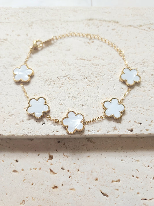 PULSERA EN FLORES BLANCAS- STAINLESS STEEL-CHAPADO EN ORO 18K-LUCY-1 PIEZA-