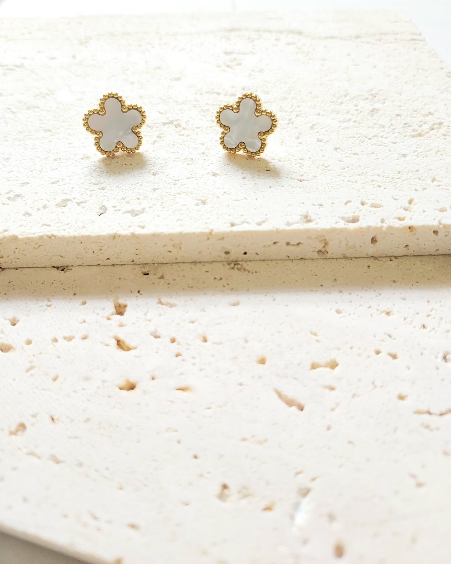 ARETES EN FLORES BLANCAS- STAINLESS STEEL-CHAPADO EN ORO 18K-LUCY-2 PIEZA-