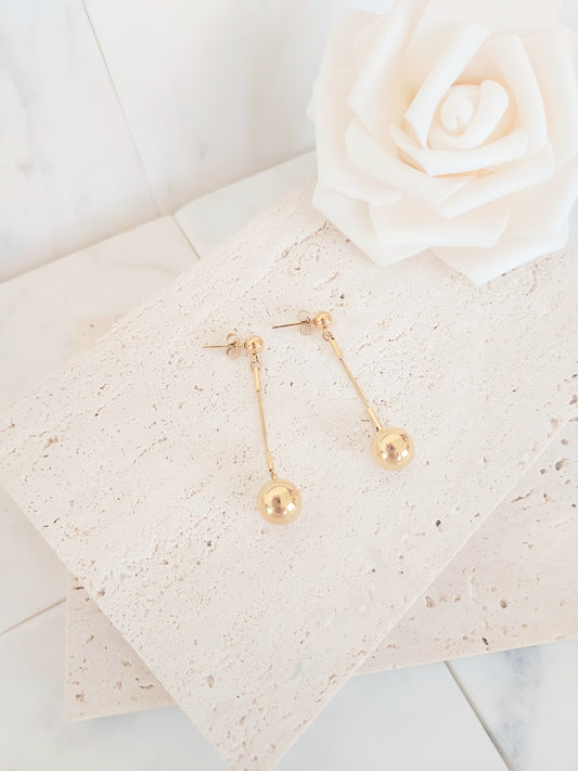 ARETES CON COLGANTES EN BOLAS MINIMALISTA EN STAINLESS STEEL CHAPADO EN ORO 18K-MILLY-2 PIEZAS