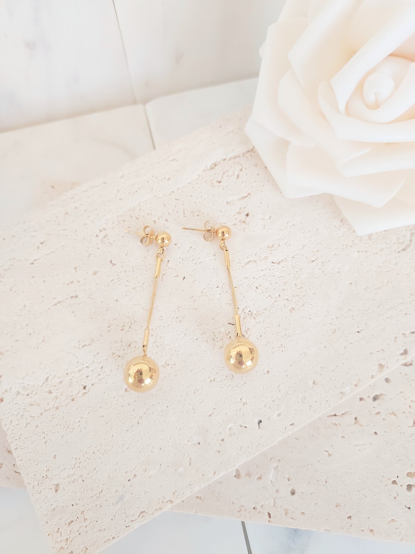 ARETES CON COLGANTES EN BOLAS MINIMALISTA EN STAINLESS STEEL CHAPADO EN ORO 18K-MILLY-2 PIEZAS